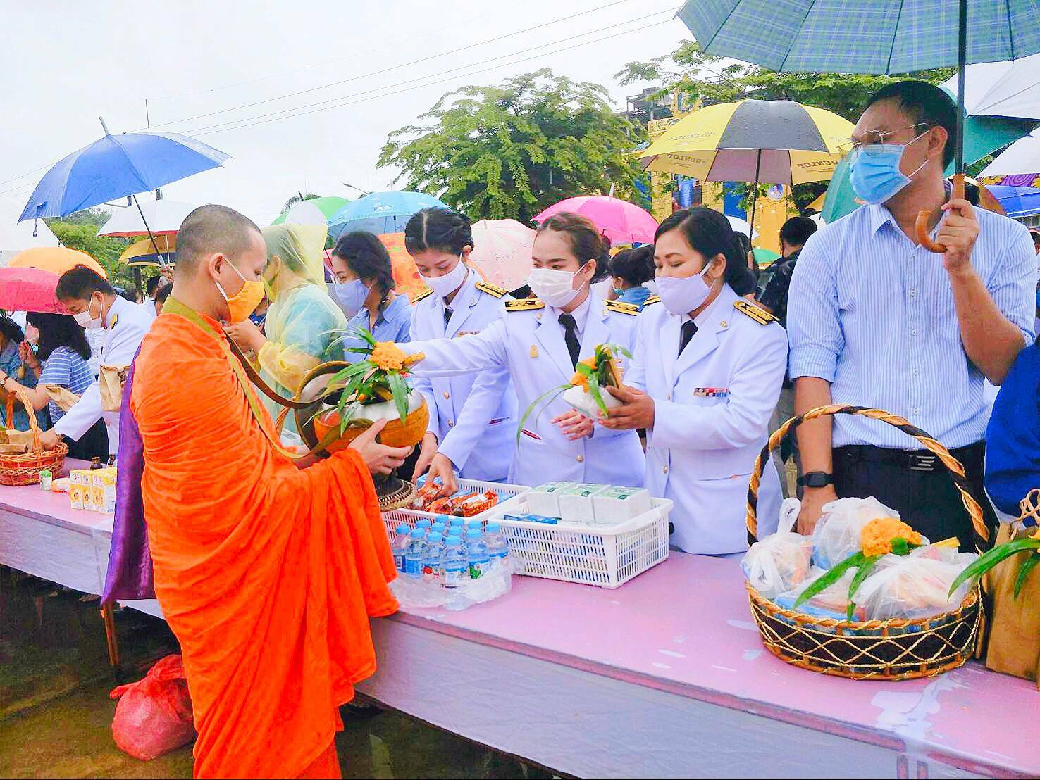 ﻿สำนักงานบังคับคดีกลุ่มจังหวัดที่ 8 (Sandbox) ร่วมพิธีทำบุญตักบาตรถวายพระราชกุศล เนื่องในโอกาสวันเฉลิมพระชนมพรรษา สมเด็จพระนางเจ้าสิริกิติ์ พระบรมราชินีนาถ พระบรมราชชนนีพันปีหลวง 12 สิงหาคม 2563